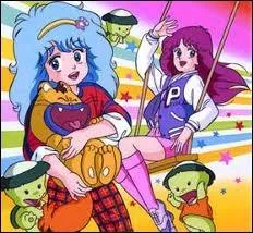 Sur ses cheveux longs et bleus, son bandeau est merveilleux.