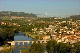 Voici la ville de Millau et son clbre viaduc en arrire-plan. Quel en est le dpartement ?