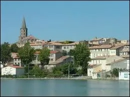 La charmante ville de Castelnaudary, borde par le canal du Midi, est rpute pour son cassoulet. O est-elle situe ?