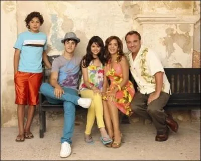 Que tiennent les parents d'Alex de Justin et de Max comme magasin ?