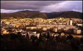 Cette photographie reprsente un panorama d'Oyonnax. O est situe cette ville de rugby ?