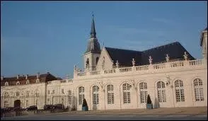 Commercy est rpute pour son chteau et sa fabrication de madeleines. Quel est son dpartement ?