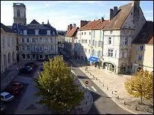 Voici la Place du Palais de Vesoul. O se trouve cette ville ?