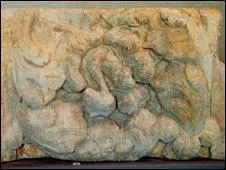 Toutes les villes gallo-romaines possèdent un établissement de bains publics. Au pied de cet oppidum gaulois occupé par les Romains, les thermes sont enfouis sous des constructions publiques. (36)