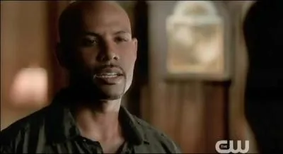 Comment s'appelle ce chasseur de vampires, tu par Elena dans la saison 4 ?