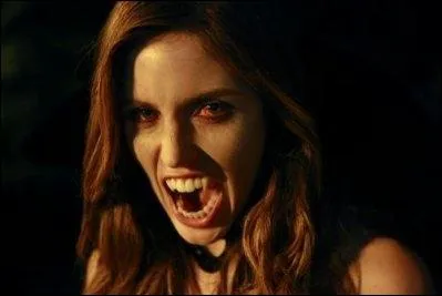 Comment s'appelle ce vampire ? Transforme par Damon, elle a t tue par Stefan. 