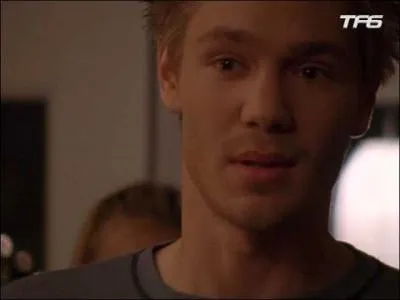 Qui apparat dans une vido que Nathan diffuse  une fte pour blesser Lucas ? (pisode 104)