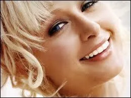 Elle aime ses chiens miniatures et elle est une consommatrice de drogue :