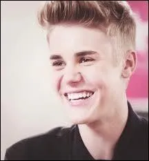 Il est avec la belle Mexicaine, ce jeune homme qui en fait tomber plus d'une :