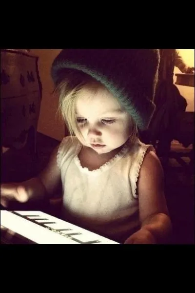 Comment s'appelle cette petite fille qui se trouve tre la fille de la coiffeuse-maquilleuse du groupe ?