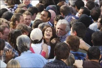 Que perd Susan lors de la manifestation contre le foyer de rinsertion de Paul Young ? (saison 7)