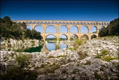 Quel est le nom de la commune qui accueille le pont du Gard, g de prs de deux millnaires ?