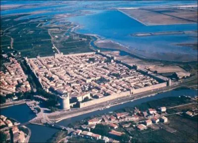 Quelle est cette cit fortifie, connue pour sa fougasse mais aussi pour le massacre d'Italiens d'Aot 1893 ?