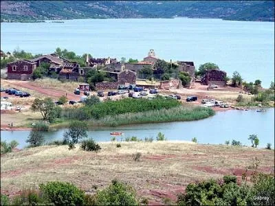 Quel est le nom de cette commune fantme de l'Hrault qui a manqu d'tre engloutie dans les annes 1960 lors de la cration du lac du Salagou ? [Crdit photo, Gabray]