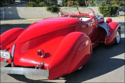 Style extravagant. Qui suis-je ?