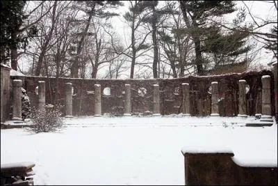 Et si on retombait en enfance ? De plus la saison s'y pr�te, alors retrouvez ce titre qui nous a tous berc�s (et qui continue) : La neige �tend son manteau blanc / Et les yeux lev�s vers le ciel !