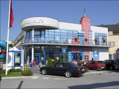 Dans quel pays se situe ce McDonald's ?