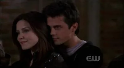 Dans la saison 4, avant de sortir avec Chase, avec qui Brooke entretient-elle une relation controverse ?