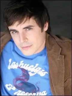 Dans la 5me saison, Tim, l'ancien ami de Nathan revient le temps d'un pisode. On apprend qu'il a un fils, mais de qui ?