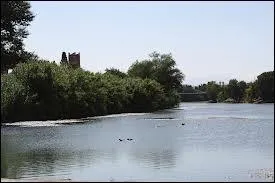 Le fleuve Agly est un affluent ...