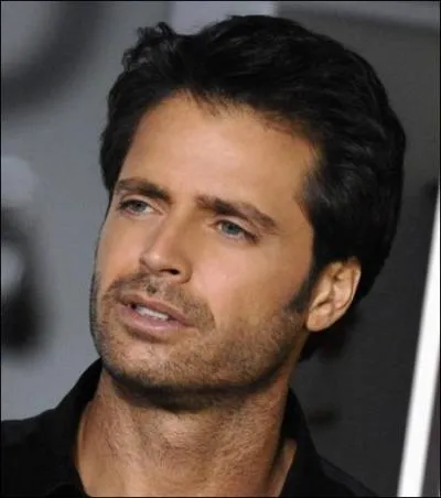 Dans les annes 1990, David Charvet est l'une des star de la srie Alerte  Malibu. Il entretient une relation avec une de ses partenaires; laquelle ?