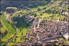 O est situe la ville fortifie de Rochechouart ?
