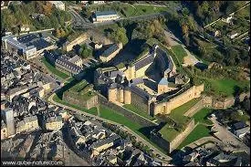 De quel dpartement dpend la cit fortifie de Sedan ?