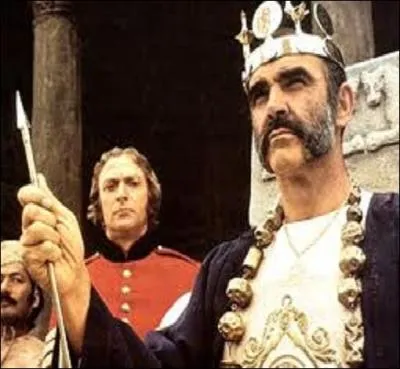 Film de 1975 avec Sean Connery, Michael Caine et Christopher Plummer. Quel film est l'adaptation de la nouvelle ponyme de Rudyard Kipling publie en 1888 ?