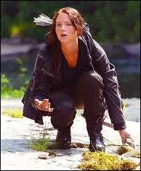 Quand Katniss entend le bruit qui signifie qu'un adversaire est mort, Katniss se met a courir et quand elle trouve Peeta elle s'nerve. Pourquoi ?
