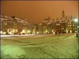 Dans quelle ville la neige tait-elle recouverte de boue dans une chanson de Sardou ?