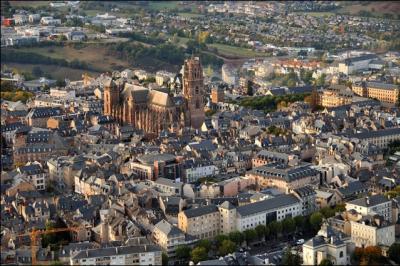 Quelle est cette ville, prfecture de l'Aveyron, clbre pour sa cathdrale ?