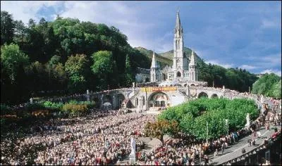  quelle ville des Hautes-Pyrnes appartiennent ces basiliques qui accueillent jusqu' 10 millions de visiteurs par an ?