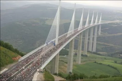 Dans quelle ville de l'Aveyron au cur du parc naturel rgional des Grandes Causses est prsent cet impressionnant viaduc ?
