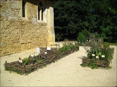 Comment appelle-t-on l'assemblage de branches entrelaces, originaire du Moyen ge ?