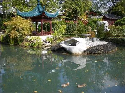 Comment appelle-t-on la forme de ce toit dans un jardin chinois ?