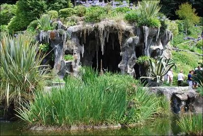 On trouve souvent des grottes dans des jardins de type :