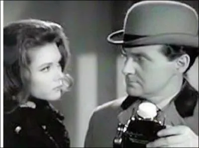 Qu'est-ce qui � la t�l�vision, est ins�parable d'un chapeau melon ?