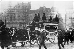 1901 est aussi la date de la disparition d'un personnage important. Lequel ?