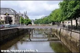 Voici une image de la ville de Quimper. Quel fleuve traverse cette ville Finistrienne ?