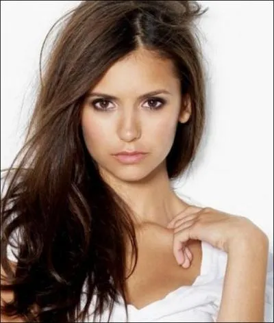 De quel pays est originaire Nina Dobrev ?