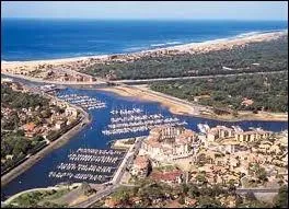 L'image reprsente un panorama du port de Capbreton . O se situe-t-il ?