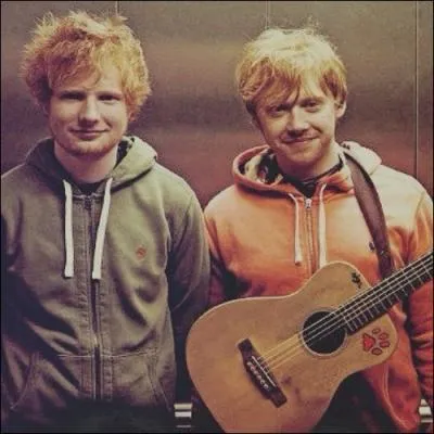 Avez-vous reconnu  droite l'acteur Rupert Grint (Ron dans la saga Harry Potter) ? Il a jou dans le clip d'un jeune chanteur anglais,  sa gauche sur la photo. Mais quel est son nom ?