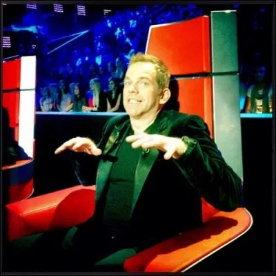 Voici Garou, sur le plateau d'un clbre tl-crochet musical franais. Vous pourrez reconnatre de quelle mission il s'agit grce au fauteuil rouge sur lequel est assis le chanteur :