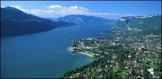L'image correspond au panorama d'Aix-les-Bains. O se trouve cette ville ?
