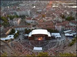 Voici une vue arienne de la ville de Vienne et ses arnes. Quel est son dpartement ?