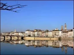 Voici une photographie des quais de Mcon. O est cette ville ?