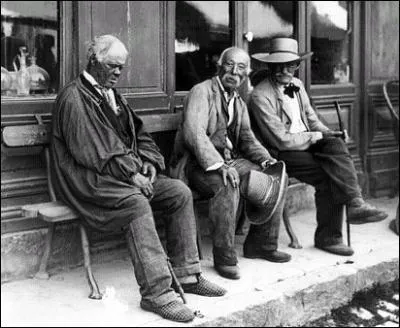 Qui chante : 
''Trois vieux papys tout vermoulus / Sur un très vieux banc tout moussu / Parlaient de la pluie et du temps / Par ici la terre est très dure / Disait l'Arthur''