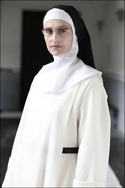 ''Petite sœur / Je connais ta peine et ta douleur / Les places qu'elles prennent dans ton cœur / J'étais la même petite sœur"