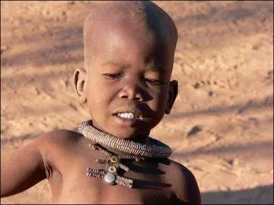 ''On choisit pas ses parents / On choisit pas sa famille / On choisit pas non plus les trottoirs de Manille / De Paris ou d'Alger / Pour apprendre à marcher''