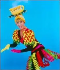 ''Tata Yoyo qu'est-ce qu'il y a sous ton grand chapeau / Tata Yoyo, dans ma tête y a... '' Continuez les paroles d'Annie Cordy.